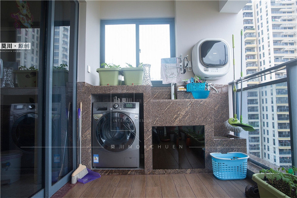 港中旅花園陽臺裝修完工實(shí)拍圖