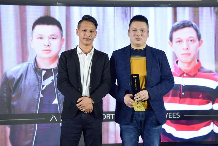 最受歡迎員工領(lǐng)獎(jiǎng)