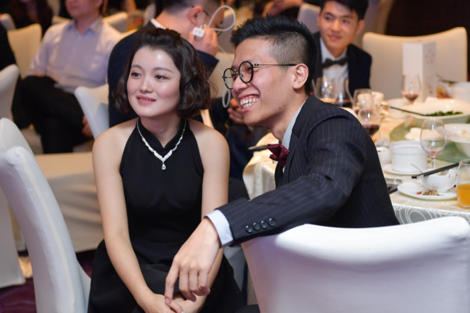 在場(chǎng)人員笑聲連綿