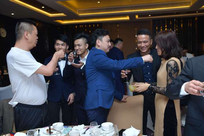 莫川人酒杯碰在一起 莫川人酒杯碰在一起