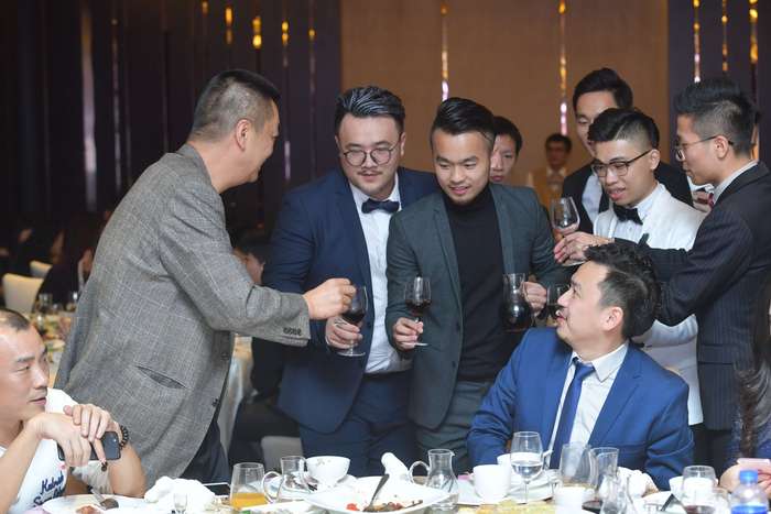 莫川人酒杯碰在一起