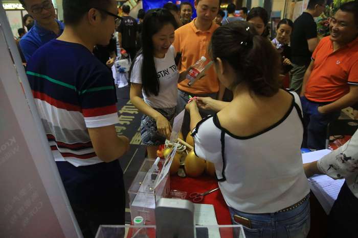 業(yè)主在松下電器前敲金蛋贏好禮