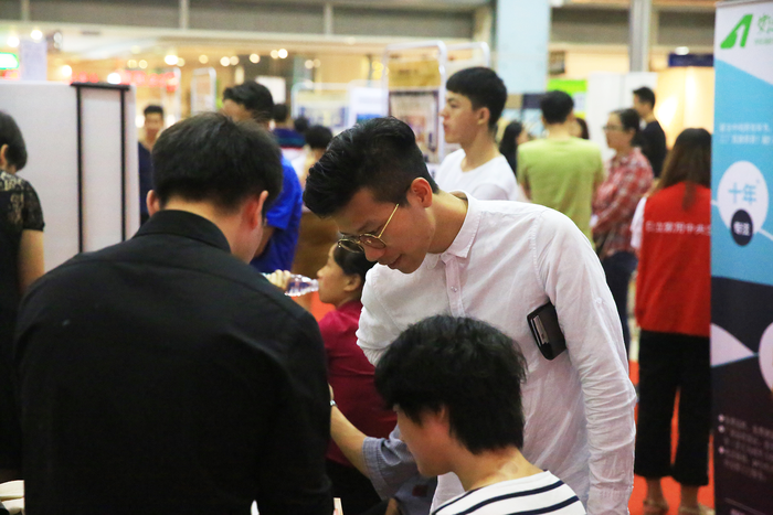 莫川簽約業(yè)主在設(shè)計師的指導(dǎo)下選購主材