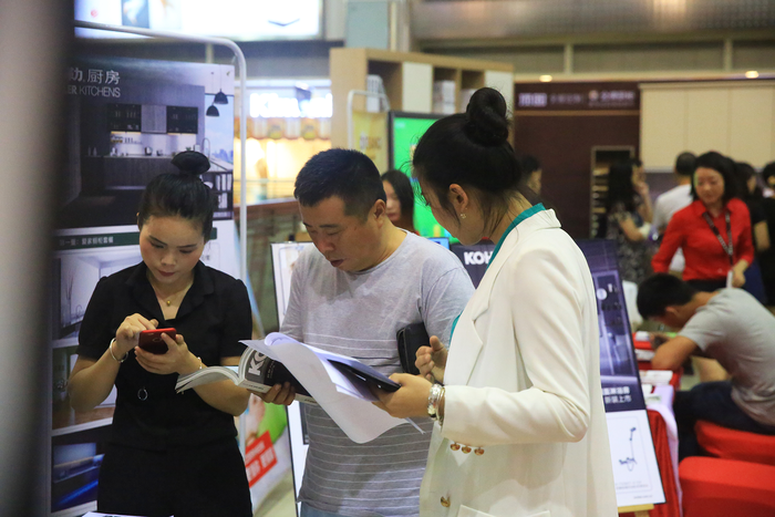 莫川簽約業(yè)主在設(shè)計師的指導(dǎo)下選購主材