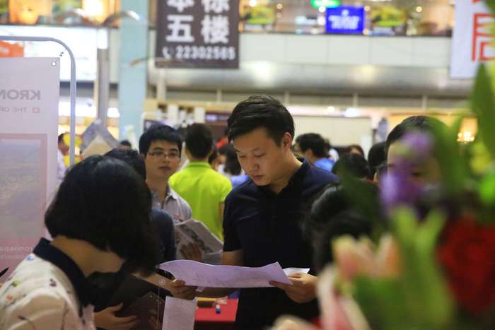 莫川簽約業(yè)主在設(shè)計師的指導(dǎo)下選購主材