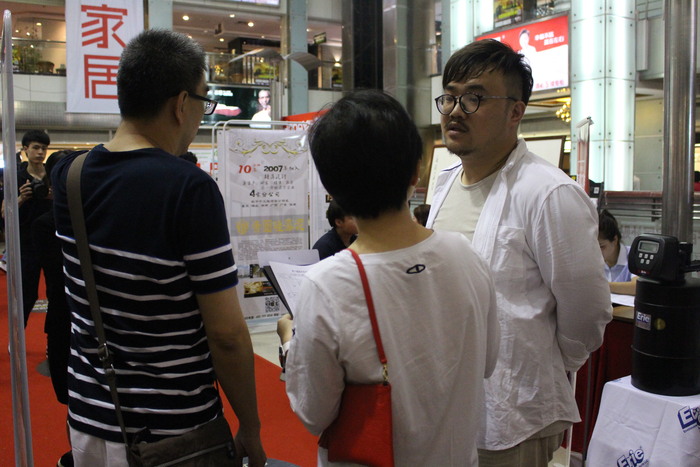 莫川簽約業(yè)主在設(shè)計師的指導(dǎo)下選購主材