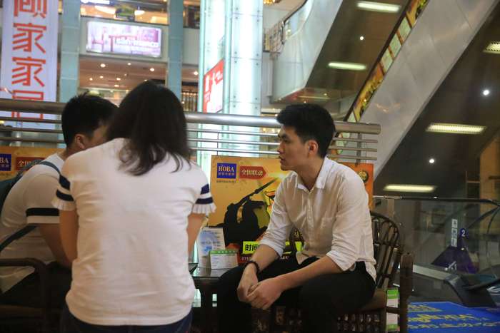 莫川簽約業(yè)主在設(shè)計師的指導(dǎo)下選購主材