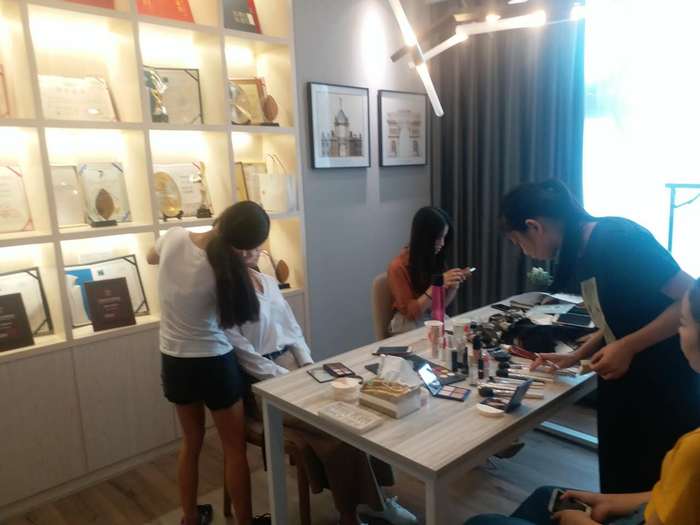 莫川女同事在會(huì)客室補(bǔ)妝