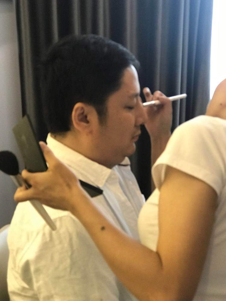 莫川男同事也在化妝