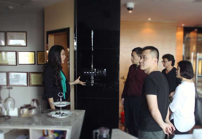 西南民族大學(xué)一行正在參觀莫川裝飾 西南民族大學(xué)一行正在參觀莫川裝飾