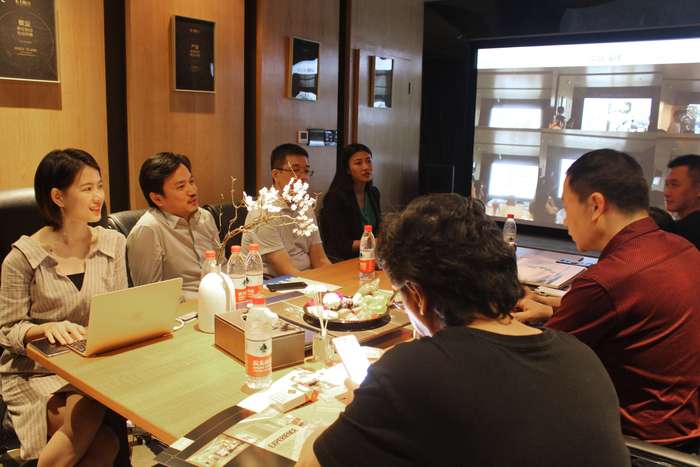 運(yùn)營總監(jiān)Tina向高校領(lǐng)導(dǎo)詳細(xì)介紹莫川 運(yùn)營總監(jiān)Tina向高校領(lǐng)導(dǎo)詳細(xì)介紹莫川